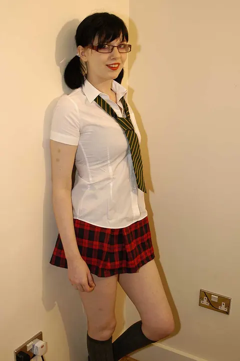 Jessica Lo: Busty Pale Brunette in Glasses Takes Group Facial – photo 3 of 15