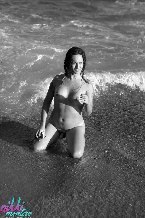 Trans Woman Poses Fully Nude in the Open Air – photo 15 of 16