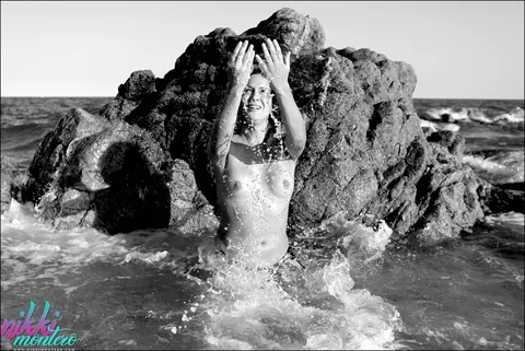 Trans Woman Poses Fully Nude in the Open Air – photo 3 of 16