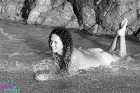 Trans Woman Poses Fully Nude in the Open Air – photo 5 of 16