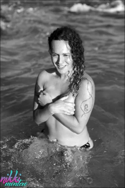 Trans Woman Poses Fully Nude in the Open Air – photo 9 of 16