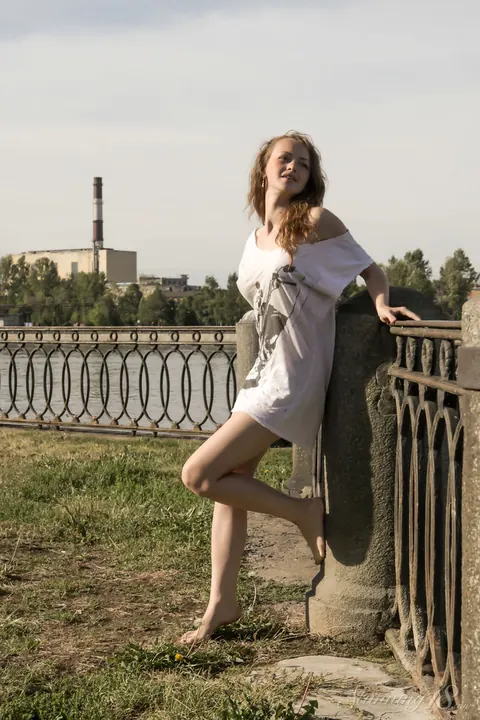 Woman Lifts Her Skirt and Spreads in Public – photo 2 of 16
