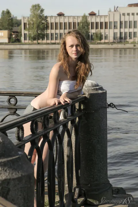 Woman Lifts Her Skirt and Spreads in Public – photo 12 of 16