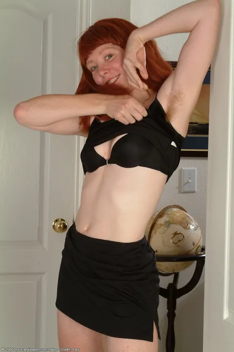 Woman Strips Nude to Show Her Hairy Bush and Underarms – photo 6 of 21