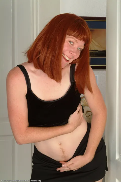 Woman Strips Nude to Show Her Hairy Bush and Underarms – photo 3 of 21