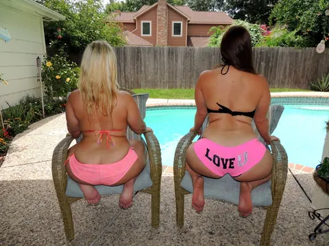 Dee Siren: Busty Blonde MILF and Thick Brunette Lick and Finger in the Pool – photo 3 of 17