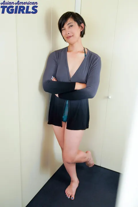 Thick Trans Woman Undresses and Flaunts Her Big Ass – photo 1 of 16