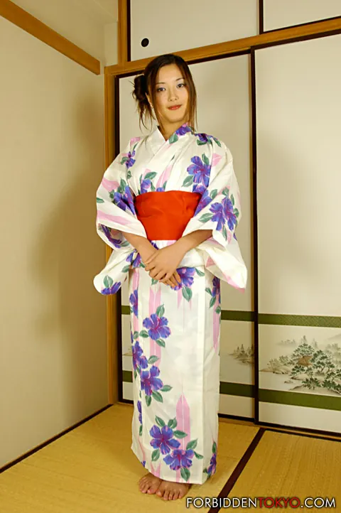 Busty Japanese Woman Sucks and Rides Her Man in a Kimono – photo 3 of 15