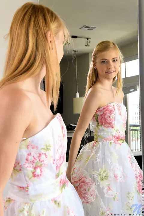 Hannah Hays: Slim Blonde Uses a Suction Dildo at the Mirror – photo 1 of 16