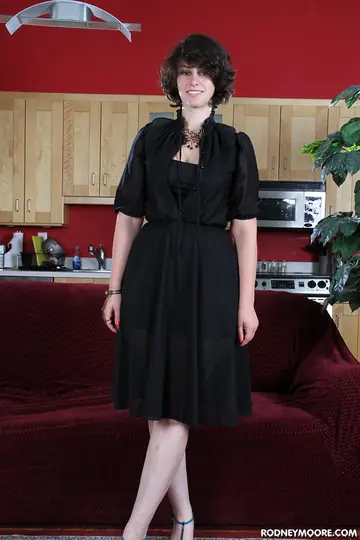 Curvy Short-Haired Brunette in Heels Sucks and Fucks for a Facial