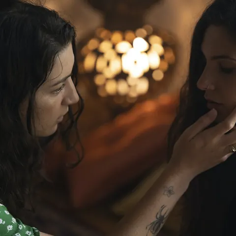 Maisy Taylor & Bunnie Bennett: European Brunettes Embrace Nude in Slow Kiss – photo 14 of 18