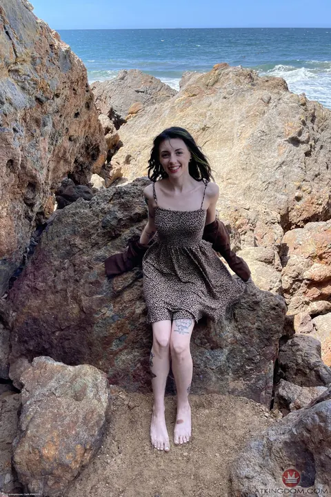 Kitty Cam: Petite Brunette Spreads Her Pussy and Shows Her Feet Outdoors – photo 19 of 21
