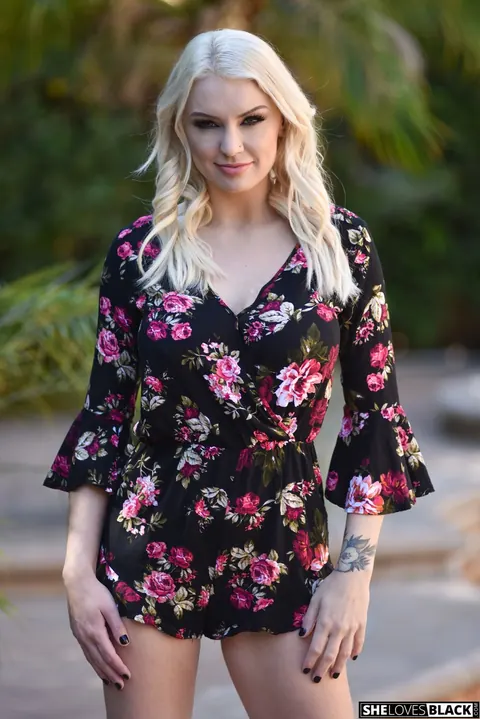 Kenzie Taylor: Blonde MILF with Big Tits Strokes BBC with Feet and Fucks Outdoors – photo 1 of 20
