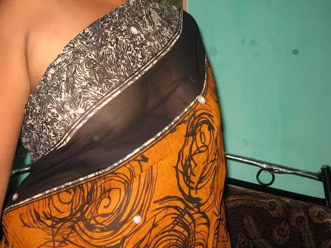 Mature Indian Woman Undresses and Spreads Her Pussy – photo 8 of 10