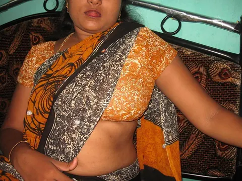 Mature Indian Woman Undresses and Spreads Her Pussy – photo 1 of 10