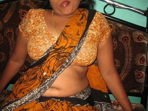 Mature Indian Woman Undresses and Spreads Her Pussy – photo 3 of 10
