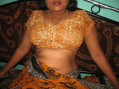 Mature Indian Woman Undresses and Spreads Her Pussy – photo 4 of 10