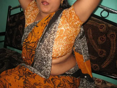Mature Indian Woman Undresses and Spreads Her Pussy – photo 2 of 10