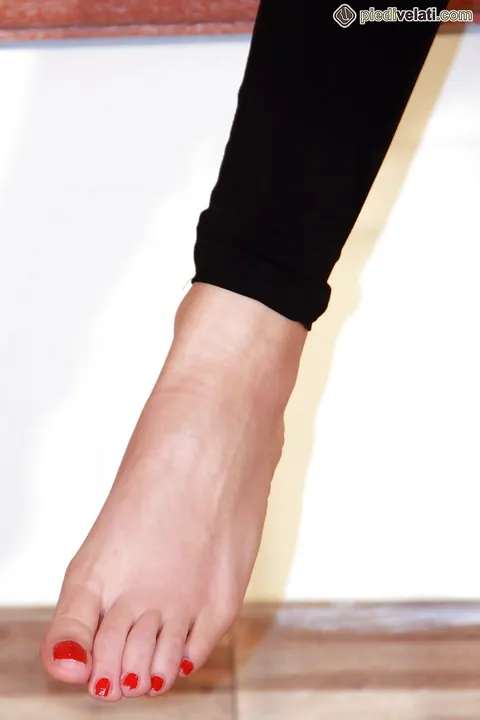 Blonde Removes Her Heels to Reveal Her Nylon Feet – photo 11 of 16