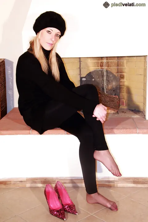 Blonde Removes Her Heels to Reveal Her Nylon Feet – photo 4 of 16