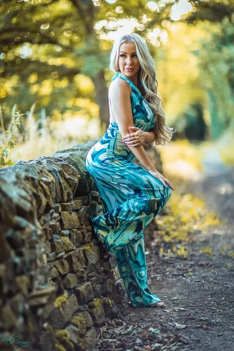 Beth Morgan: Thick Blonde Poses Nude Against a Stone Wall Outdoors – photo 5 of 12
