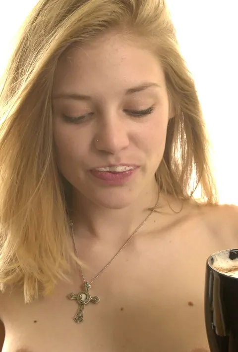 Slim Blonde Amateur Spreads Her Hairy Pussy Wide – photo 4 of 20