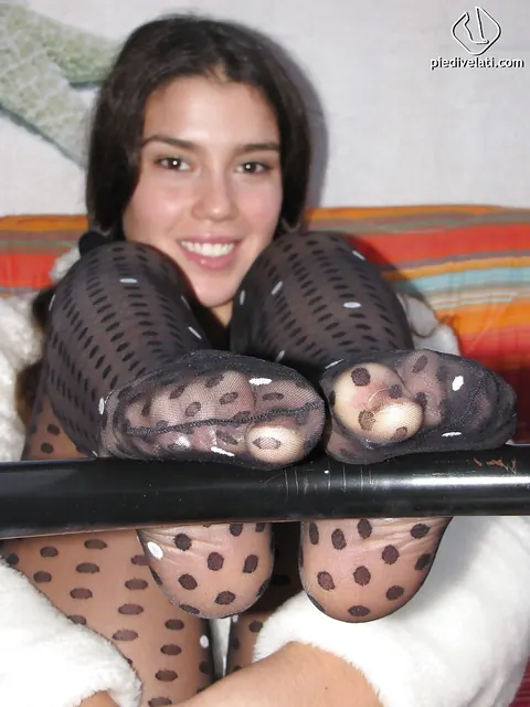 Woman in Pantyhose Shows Off Her Feet – photo 14 of 16