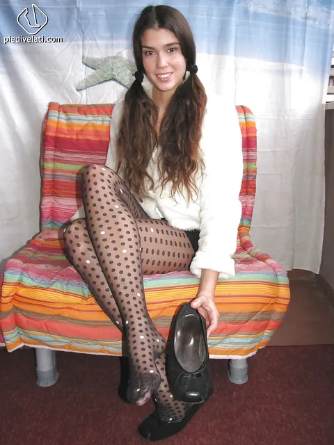 Woman in Pantyhose Shows Off Her Feet – photo 4 of 16