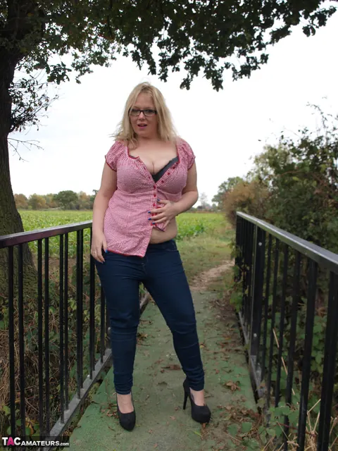 Sindy Bust: Chubby Blonde MILF Strips on the Forest Bridge in Panties and Glasses – photo 4 of 16