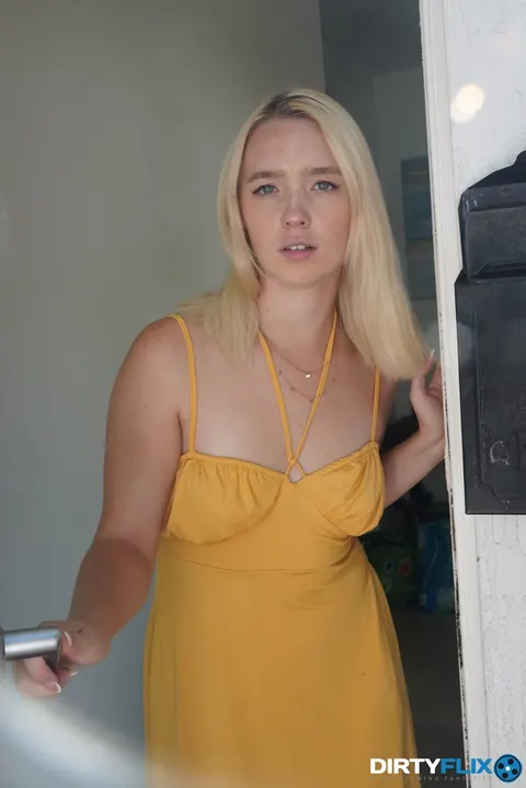 Juliette Mint: Petite Blonde Gets Fucked Doggy Style in POV – photo 1 of 21