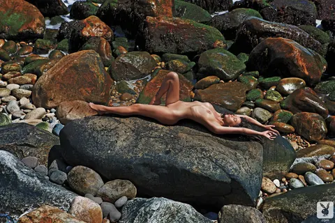 Paz De La Huerta: Curly Brunette MILF Bares All on the Beach – photo 8 of 16