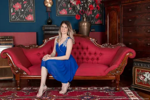 Ashleigh Mckenzie: Blonde MILF in Heels Spreads Her Legs on the Sofa – photo 1 of 16