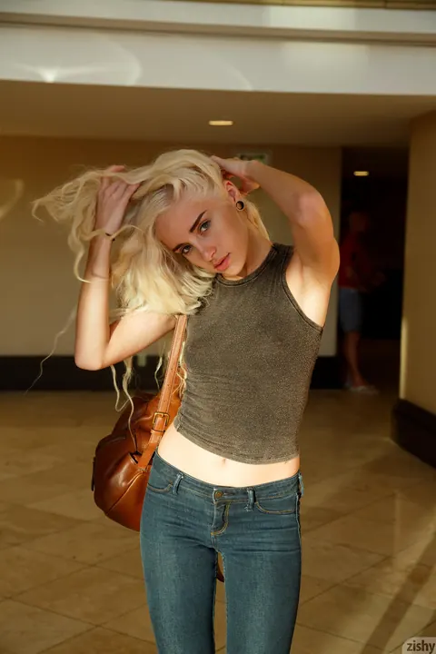 Naomi Woods: Slim Amateur Blonde Flashes Her Tits and Pussy Outdoors – photo 10 of 13
