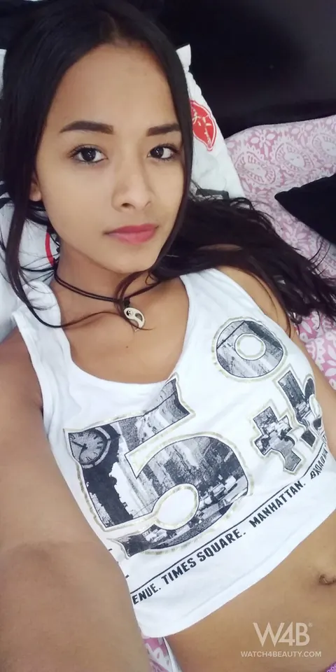 Brunette Latina Takes Mirror Selfies Spreading and Showing Her Feet – photo 1 of 20