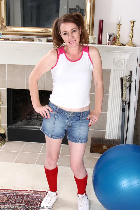 Molly Golly: Thick Mature Brunette Strips Out of Her Shorts and Spreads – photo 1 of 16