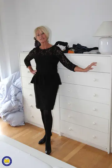 Mature German Woman in Pantyhose Spreads Her Pussy