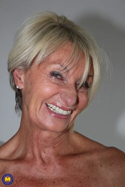 Mature German Woman in Pantyhose Spreads Her Pussy – photo 19 of 20