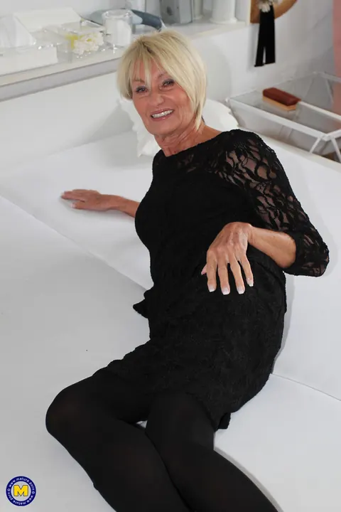 Mature German Woman in Pantyhose Spreads Her Pussy – photo 3 of 20