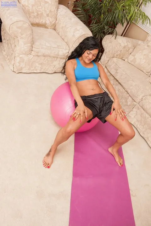 Nilah Summers: Latina Strips Out of Her Shorts and Shows Her Big Tits – photo 3 of 21