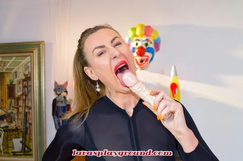 Lara Latex: Tall MILF Masturbates with a Dildo in Lingerie and Boots – photo 17 of 20