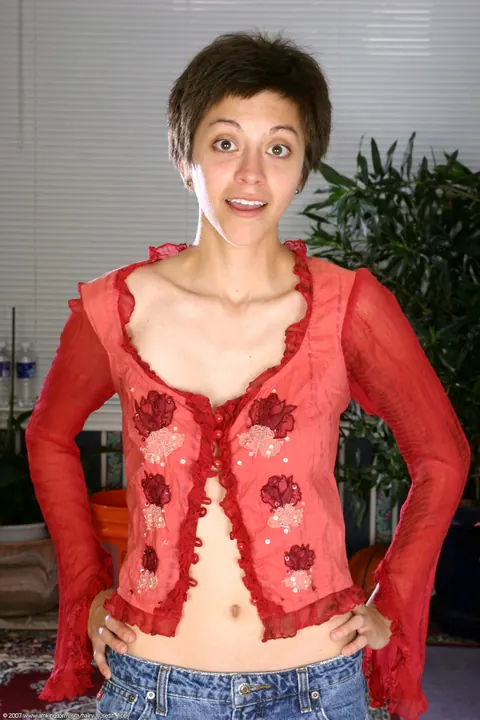 Woman Undresses Fully and Poses to Display Her Figure – photo 1 of 21
