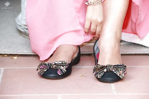 Curly Woman in a Skirt and Glasses Shows Off Her Feet – photo 3 of 16