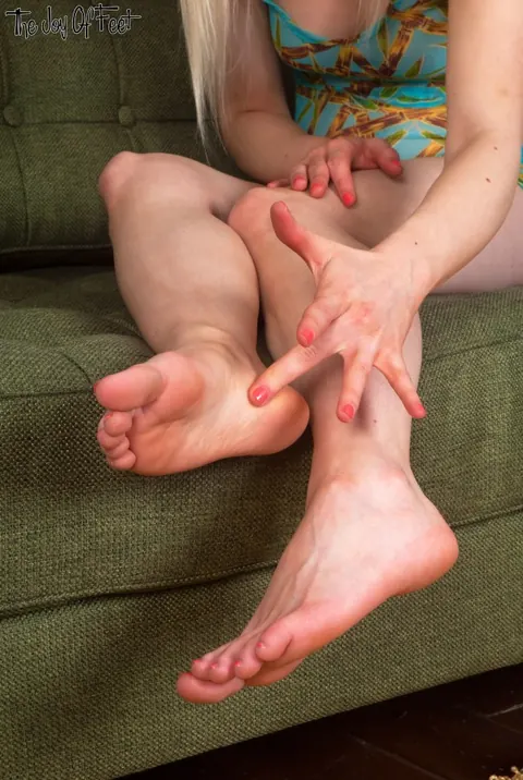 Blonde PAWG Shows Her Bare Feet and Spreads on the Sofa – photo 8 of 16