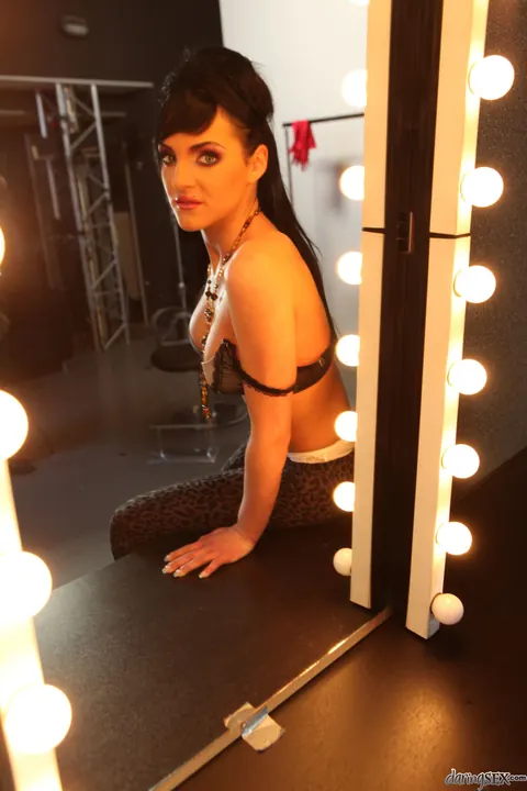 Bessy & Zafira May: Short Black-Haired Babe Poses Nude on a Table – photo 13 of 17