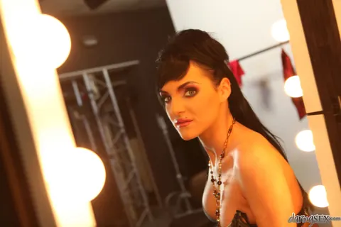 Bessy & Zafira May: Short Black-Haired Babe Poses Nude on a Table – photo 16 of 17