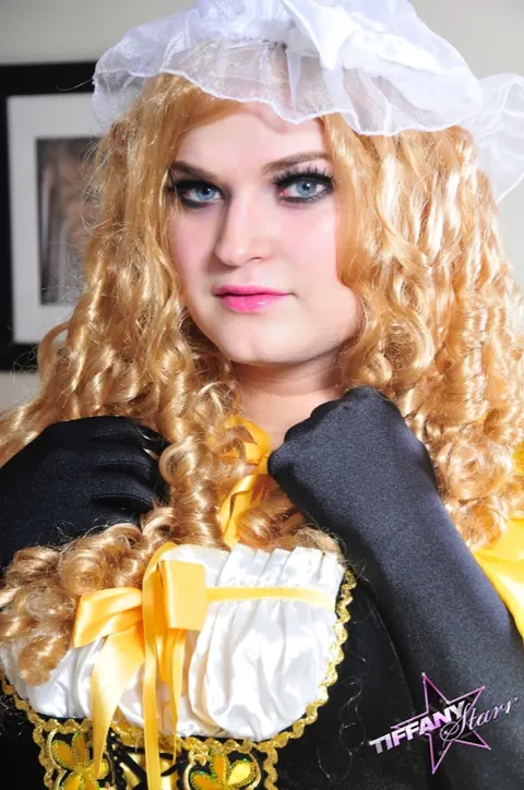 Blonde Trans Woman Poses Nude and Displays Her Body – photo 2 of 12