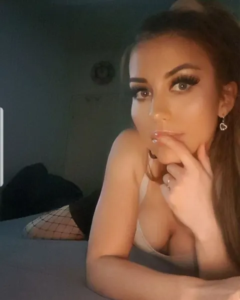 Amateur Woman Strips Naked and Poses for Camera – photo 13 of 16