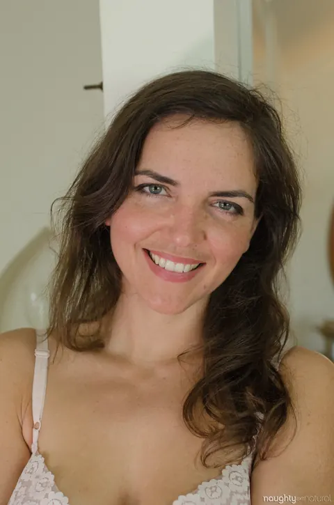 Katie Zucchini: Brunette Housewife Undresses and Spreads Her Hairy Bush – photo 4 of 20