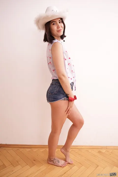 Lady Dee: Tall Czech Brunette with Short Hair Spreads Her Pussy – photo 1 of 20