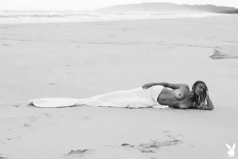 Woman with Dreads Strips Nude on the Beach – photo 20 of 20